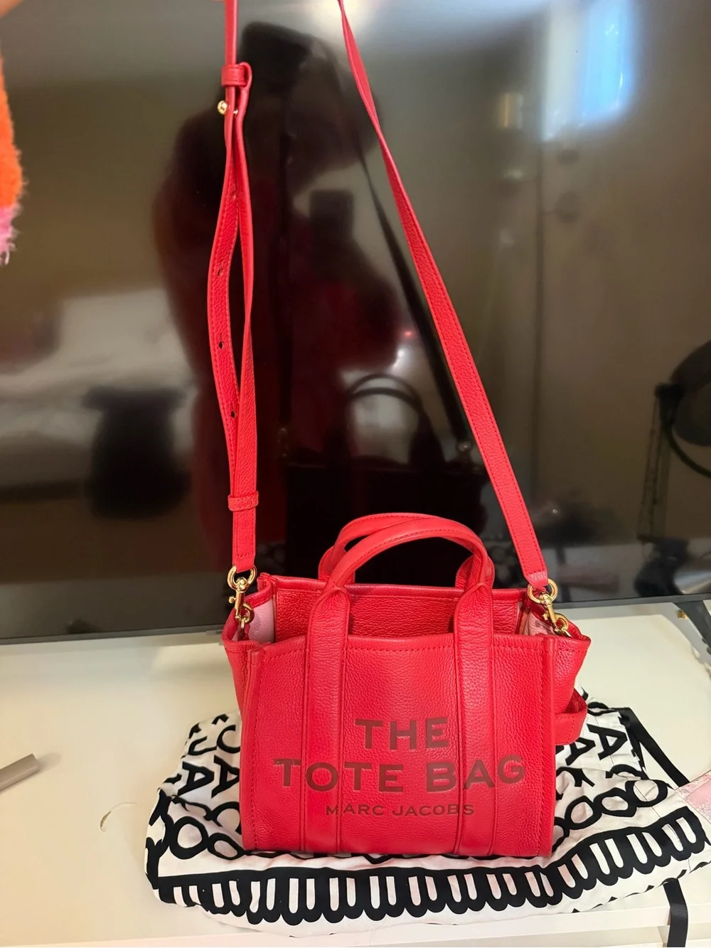 Marc Jacobs The Tote Bag in bright red pebbled leather